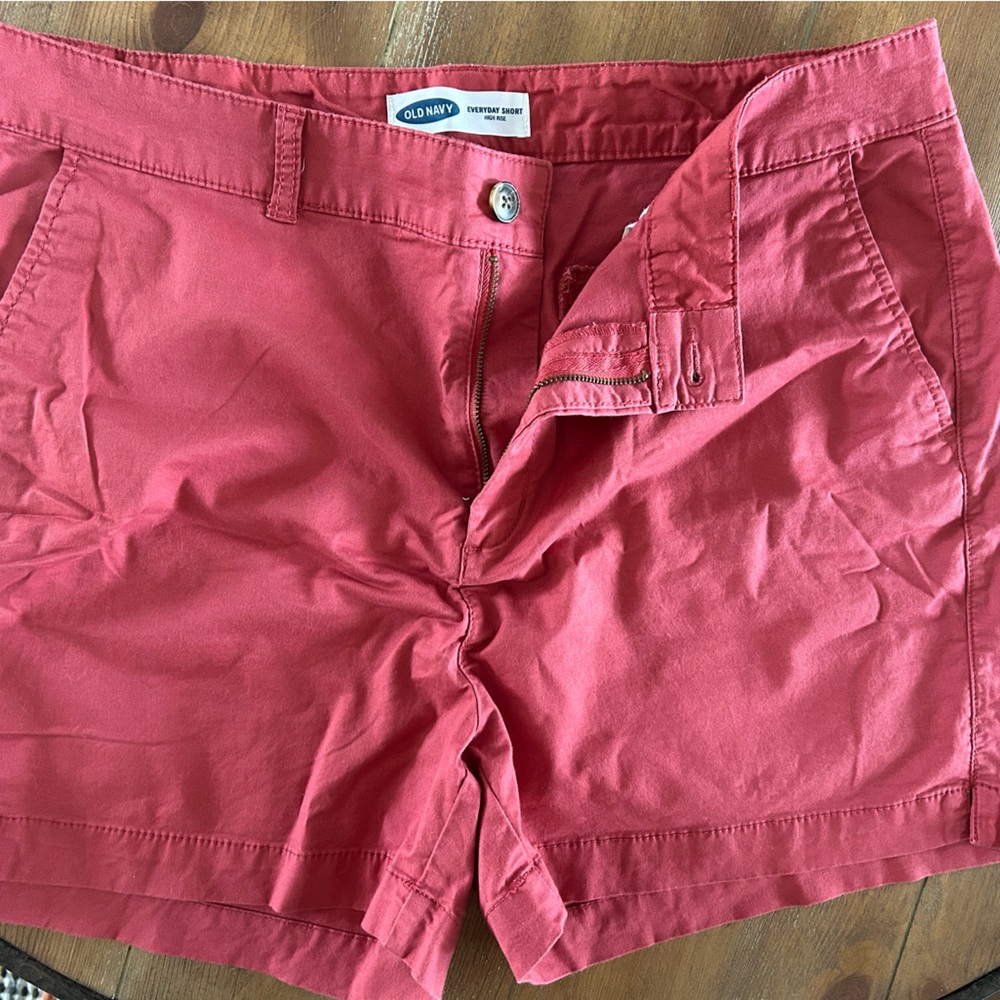 Womens old navy everyday shorts. Size 16. 5” inseam.